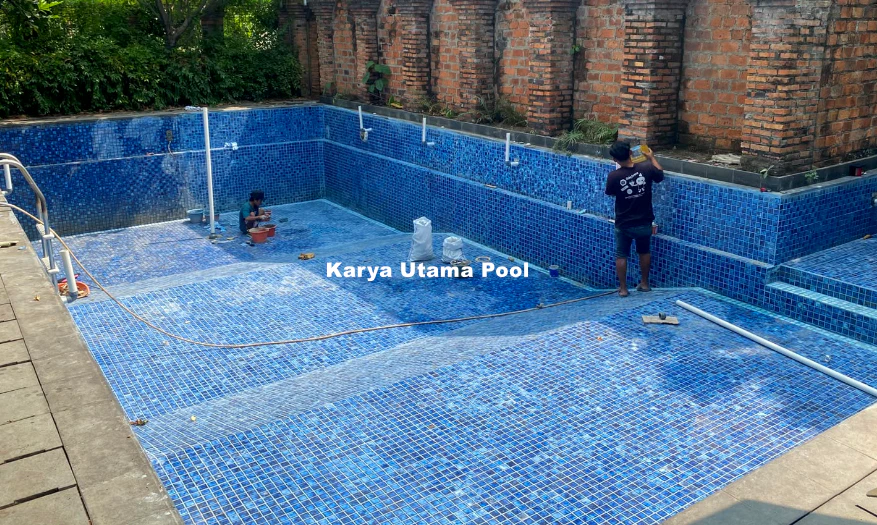 Mozaik Kolam Renang Rusak